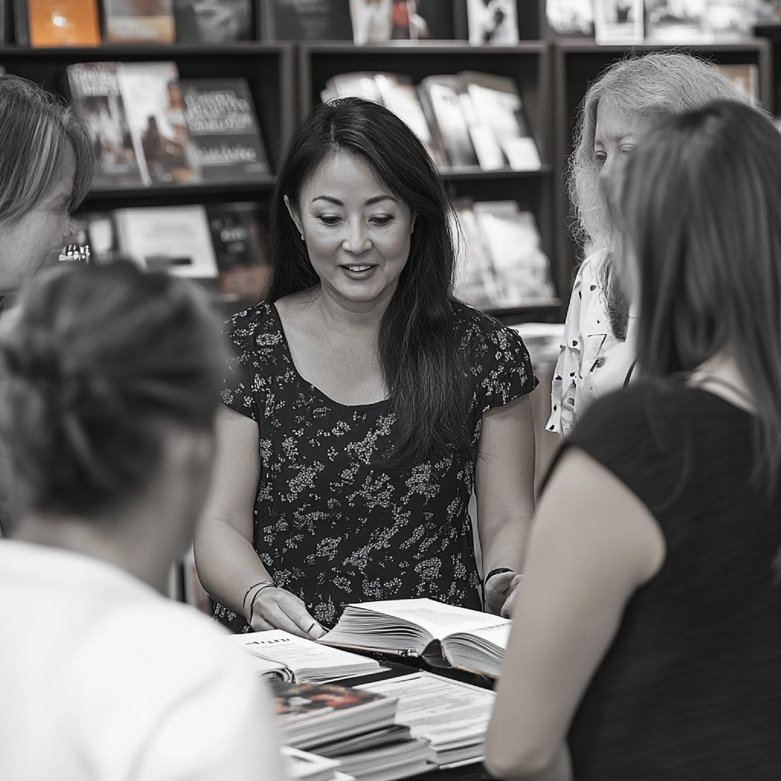 Schnappschuss von einer Buchsignierstunde mit einem Autor und Fans