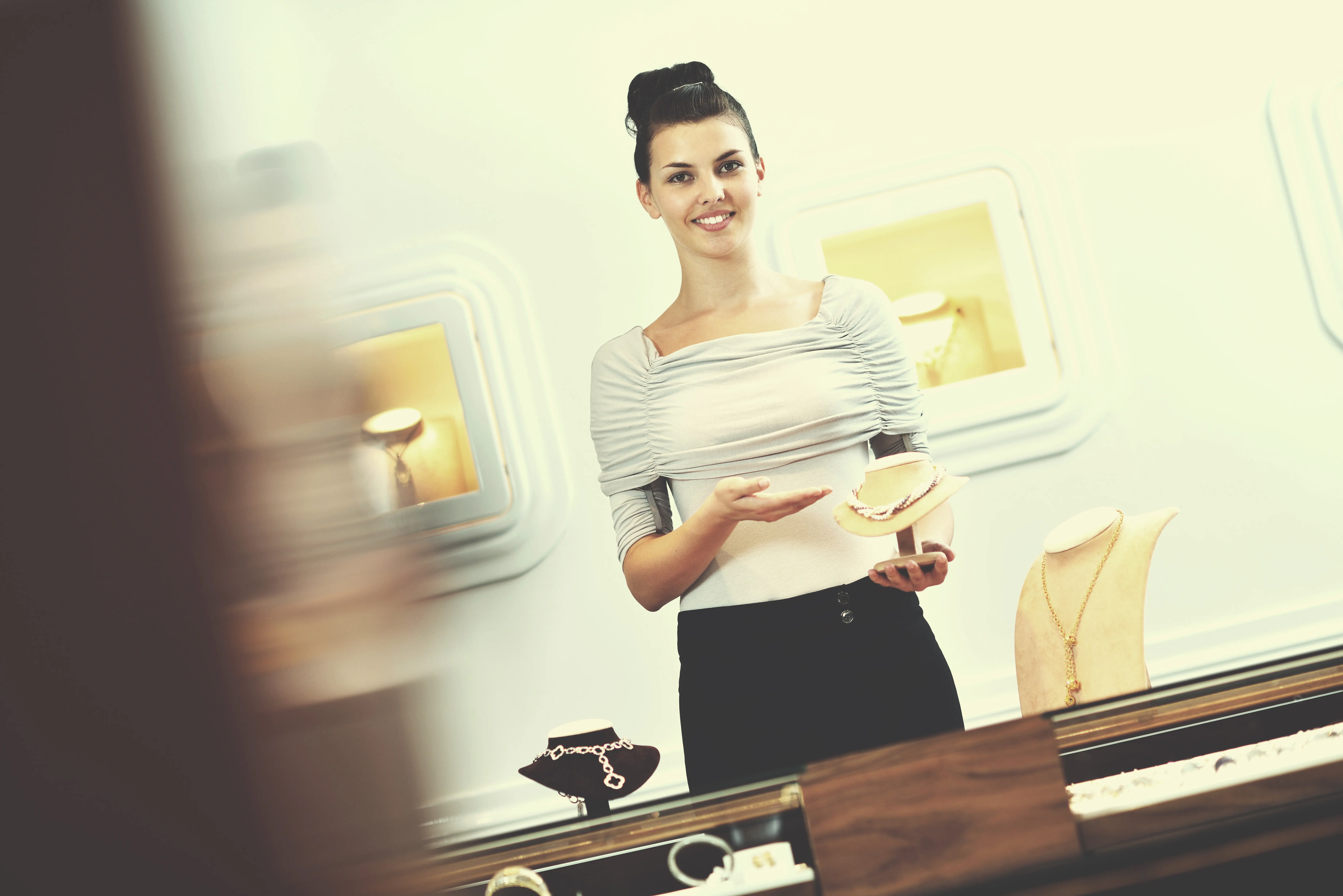 Porträt einer erfolgreichen Frau – Inhaberin eines kleinen Schmuckbetriebs